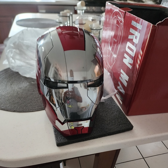 Iron Man Helmet - Picture 1 of 4